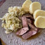 Jehněčí panenka s dušeným zelím a bramborovými knedlíky