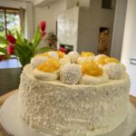 Piškotový dort s mangem, marakujovým pyré a kokosem