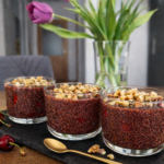 Dezert z chia semínek a třešní