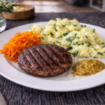 Šťouchané brambory s bylinkami a hamburger