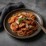 Marinovaný tempeh s rajčatovou omáčkou a špagetami
