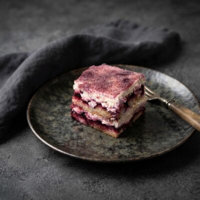 Černorybízové tiramisu s mascarpone krémem, kávovými piškoty a vrstvou černorybízového pyré.